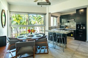 Appartement, meerdere bedden, keuken, uitzicht op oceaan (Costa Vallarta 95) | Privékeuken | Een koffiezetapparaat/waterkoker, eettafels