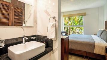 Condo, varias camas, hidromasaje, vista al océano (Costa Vallarta 95) | 2 habitaciones, decoración personalizada y muebles diferentes