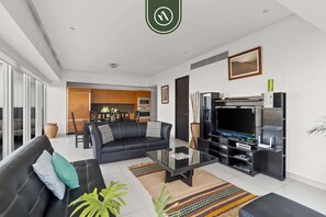 Apartment, 1 King-Bett und Schlafsofa, Poolzugang, Meerblick (Icon Vallarta T2 401) | Wohnbereich