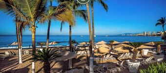 Beachfront 1 BR Condo With Multiple Pools - Gym