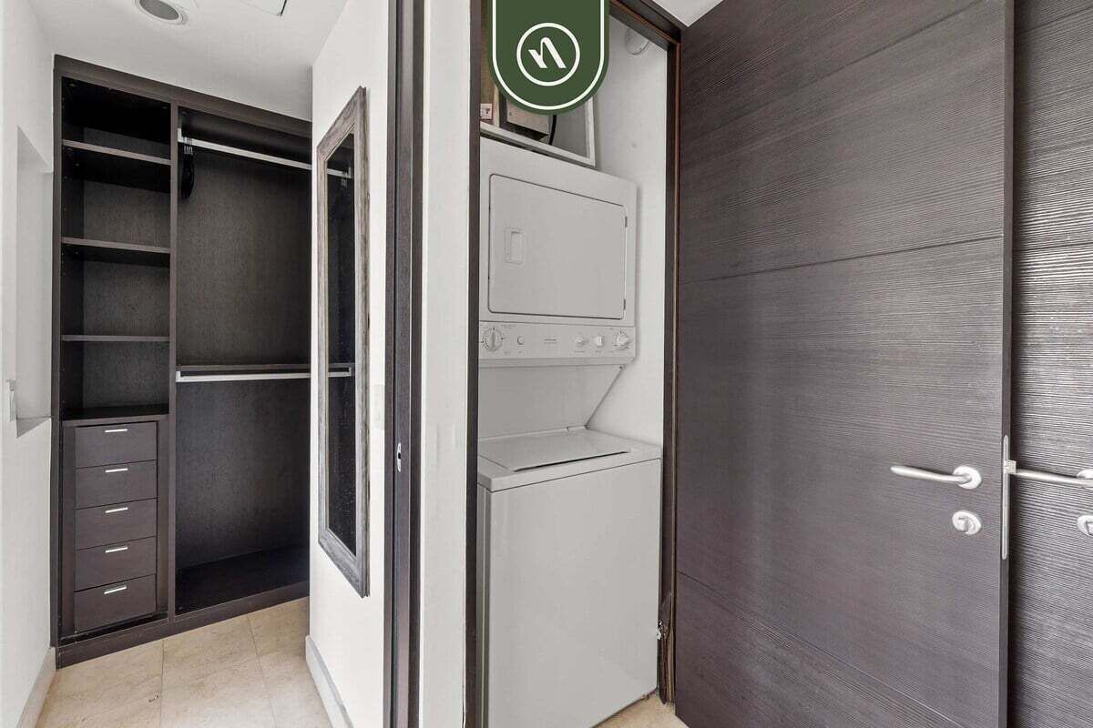 Apartamento, 1 cama de matrimonio grande con sofá cama, acceso a la piscina (Icon Vallarta T2 401) | Lavandería