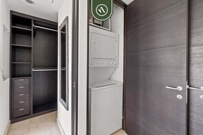 Apartment, 1 King-Bett und Schlafsofa, Poolzugang, Meerblick (Icon Vallarta T2 401) | Wäschereiservice