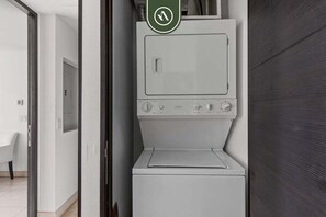 Condo, 1 trĂšs grand lit et 1 canapĂ©-lit, accĂšs Ă la piscine, vue sur lâocĂ©an (Icon Vallarta T2 401) | Buanderie
