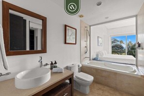 Condo, 1 cama King e sofá-cama, acesso à piscina, vista para o oceano (Icon Vallarta T2 401) | Banheiro | Toalhas de banho 