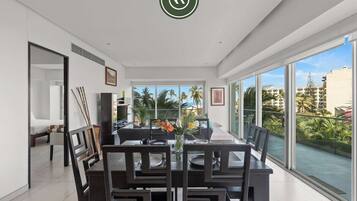 Condo, 1 cama King size y sofá cama, acceso a la alberca, vista al océano (Icon Vallarta T2 401) | 1 habitación, decoración personalizada y muebles diferentes