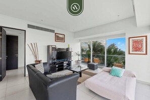 Condo, 1 trĂšs grand lit et 1 canapĂ©-lit, accĂšs Ă la piscine, vue sur lâocĂ©an (Icon Vallarta T2 401) | Aire de sĂ©jour