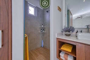 LÀgenhet - 1 queensize-sÀng - bubbelpool - utsikt mot stranden (Pavilion 604) | Badrum | Handdukar