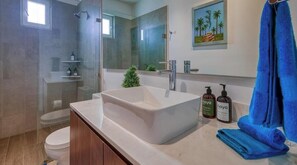 Apartment, 1 Queen-Bett, Whirlpool, Strandblick (Pavilion 604) | Badezimmer | Handtücher