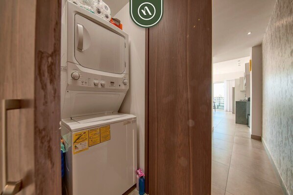 Apartment, 1 Queen Bed, Kitchen, Beach View (Pavilion 604) | Laundry