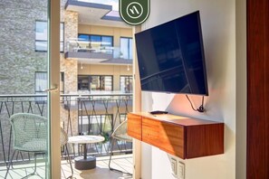 Apartment, 1 Queen Bed, Kitchen, Beach View (Pavilion 604) | Interior