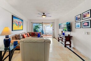 Apartment, Mehrere Betten, Küche, Meerblick (212-VistadelSol) | Wohnbereich | 42-Zoll-Flachbildfernseher mit Digitalempfang