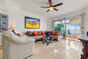 Appartement, Meerdere bedden, keuken, uitzicht op zee (212-VistadelSol) | Woonruimte | Een 42-inch flatscreentelevisie met digitale zenders