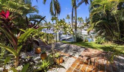 Cozy 3BR House - Front of Marina- Pool
