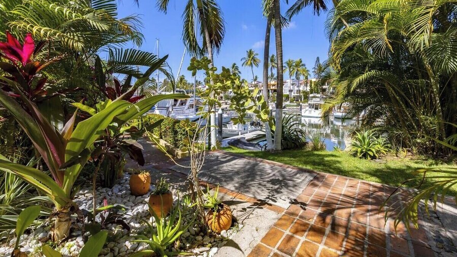 Cozy 3BR House - Front of Marina- Pool