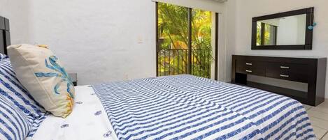 Casa, varias camas, acceso a la alberca, vista a la alberca (36-Isla Iguana) | 3 habitaciones, decoración personalizada y muebles diferentes