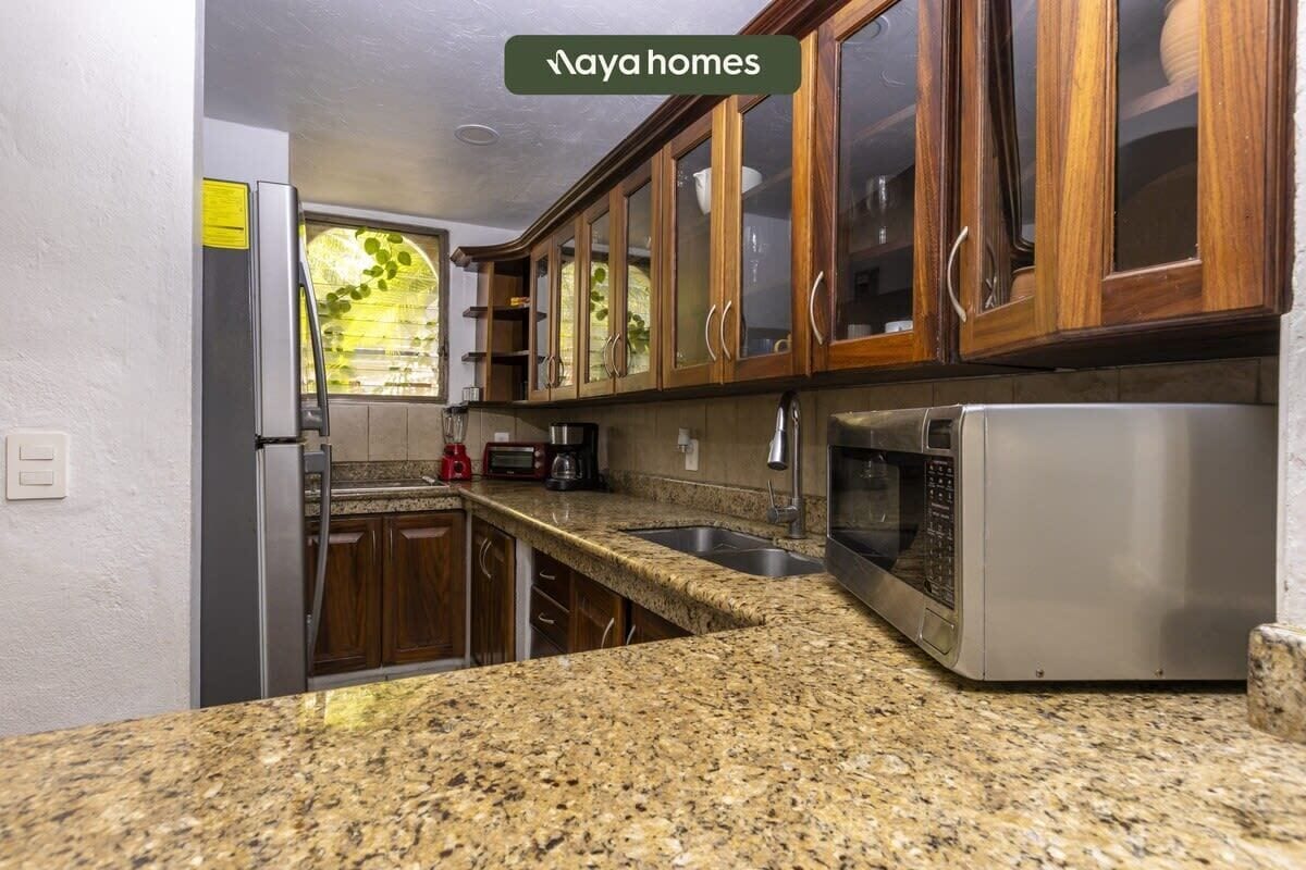 Casa, varias camas, cocina, vista a la alberca (36-Isla Iguana) | Cocina privada | Cafetera y tetera y comedor 