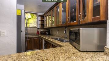 Nhà, nhiều giường, bếp, quang cảnh hồ bơi (36-Isla Iguana) | Bếp riêng | Dụng cụ pha cà phê/trà, bàn ăn