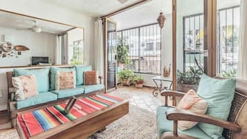 Departamento, varias camas, acceso a la alberca, vista a la playa (115-VistadelSol) | Área de sala de estar