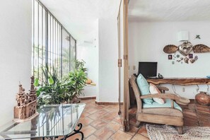 Departamento, varias camas, acceso a la alberca, vista a la playa (115-VistadelSol) | Área de sala de estar