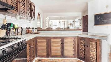 Departamento, varias camas, acceso a la alberca, vista a la playa (115-VistadelSol) | Cocina privada
