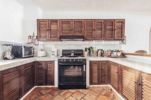 Departamento, varias camas, acceso a la alberca, vista a la playa (115-VistadelSol) | Cocina privada