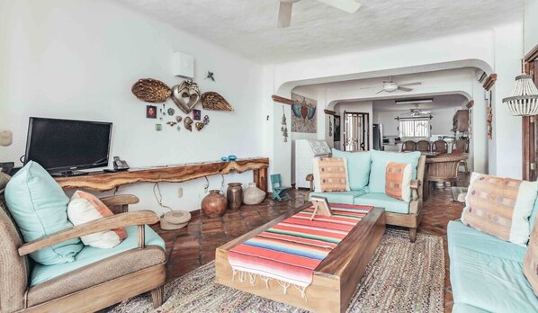 Departamento, varias camas, cocina, vista a la playa (115-VistadelSol) | Área de sala de estar | Televisión de pantalla plana de 42 pulgadas con canales digitales 