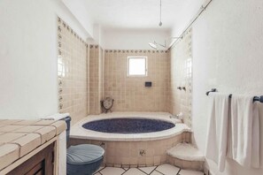 Departamento, varias camas, cocina, vista a la playa (115-VistadelSol) | Baño | Toallas 