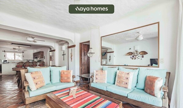 Departamento, varias camas, acceso a la alberca, vista a la playa (115-VistadelSol) | Área de sala de estar