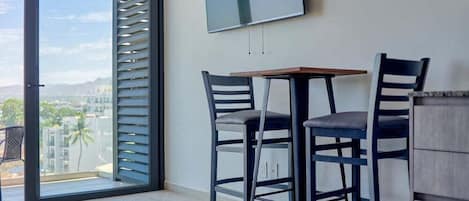 Departamento, 1 cama matrimonial, balcón, vista al océano (609 Punto Madeira) | 1 habitación, decoración personalizada y muebles diferentes