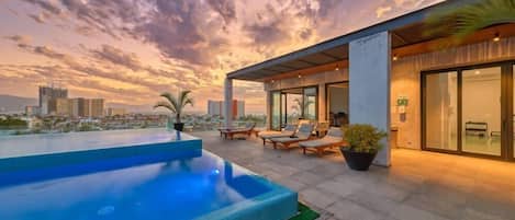 Una piscina al aire libre