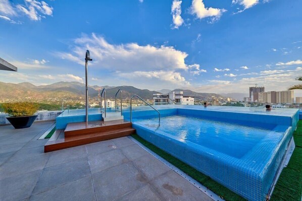 حمّام سباحة خارجي