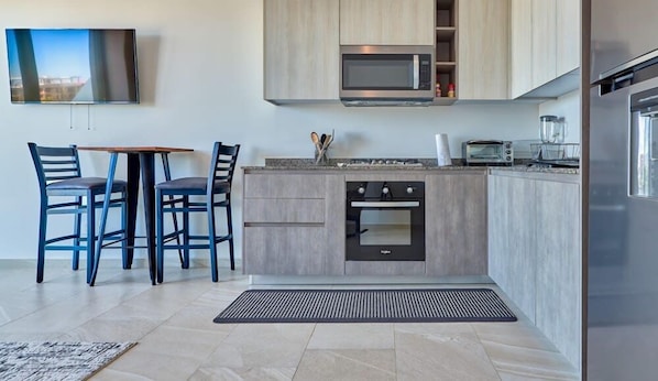 Appartement, 1 lit double, cuisine, vue océan (609-Punto Madeira) | Cuisine privée | Tables à manger