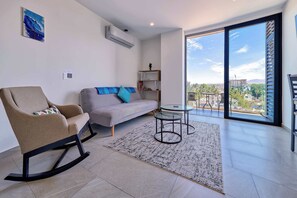 아파트, 더블침대 1개, 주방, 바다 전망 (609-Punto Madeira) | 거실 공간 | 디지털 채널 시청이 가능한 42인치 평면 TV