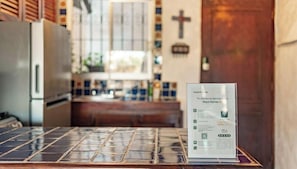Condo, 1 cama King size y sofá cama, acceso a la alberca, vista al océano (Vista Mar 1) | Cocina privada | Tetera eléctrica