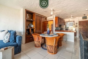 Condo, 1 giường cỡ king và sofa giường, có thể sử dụng hồ bơi, quang cảnh biển (Vista Mar 1) | 1 phòng ngủ, trang trí khác biệt 