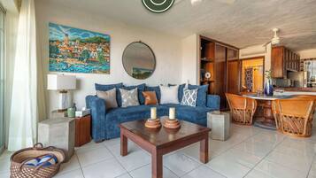 Departamento, 1 cama King size y sofá cama, cocina, vista al océano (Vista Mar 1) | Área de sala de estar | Televisión de pantalla plana de 42 pulgadas con canales digitales