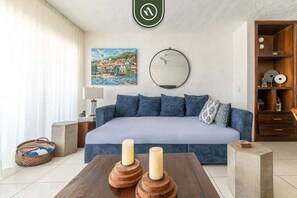 Condo, 1 cama King size y sofá cama, acceso a la alberca, vista al océano (Vista Mar 1) | Área de sala de estar