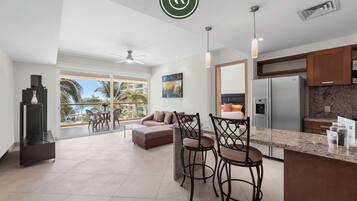 Apartment, Multiple Beds, Kitchen, Ocean View (DelCanto TA303) | Interior