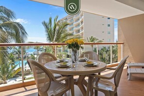 Outdoor dining - Oceanfront 2 BR Condo - Beach - Restaurant - Gym (Nuevo Nayarit)