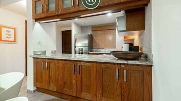 Apartment, Berbilang Katil, Pool Access, Ocean View (Krystal Grand NV 2102) | Dapur peribadi