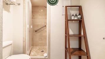 Apartment, Multiple Beds, Pool Access, Ocean View (Krystal Grand NV 2102) | Bathroom