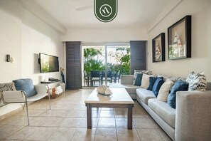 Apartment, Multiple Beds, Kitchen, Ocean View (Krystal Grand NV 2102) | Living area