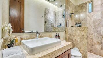 Condo, 1 cama King size, hidromasaje, vista a la playa (V177 106) | Baño | Toallas