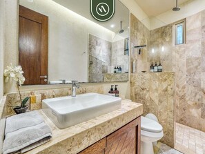 Apartment, 1 King-Bett, Whirlpool, Strandblick (V177 106) | Badezimmer | Handtücher