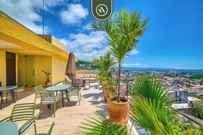 Departamento, varias camas, cocina, vista al océano (Koralion 6D) | Restaurante al aire libre