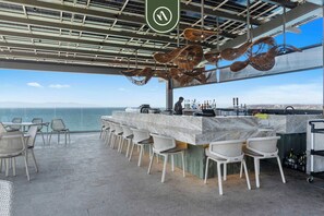 Departamento, varias camas, cocina, vista a la playa (Udara 1F) | Bar (en la propiedad)