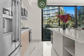 Departamento, varias camas, hidromasaje, vista a la playa (Udara 1F) | Cocina privada | Cafetera y tetera 