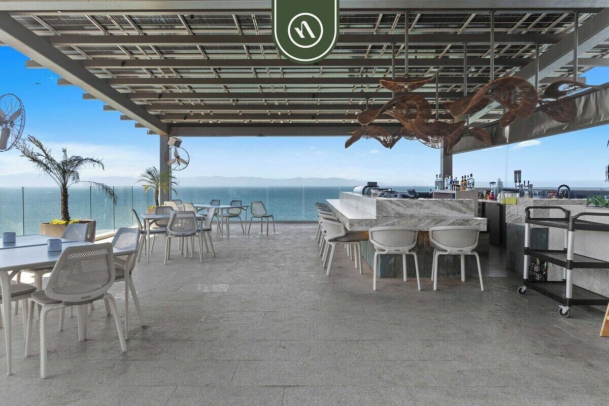 Apartamento, varias camas, bañera de hidromasaje, vistas a la playa (Udara 1F) | Bar (en el alojamiento)