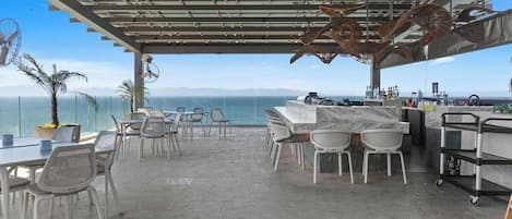 Departamento, varias camas, hidromasaje, vista a la playa (Udara 1F) | Bar (en la propiedad)