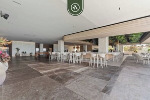 Appartement, plusieurs lits, bain à remous, vue plage (Udara 1F) | Bar (sur place)